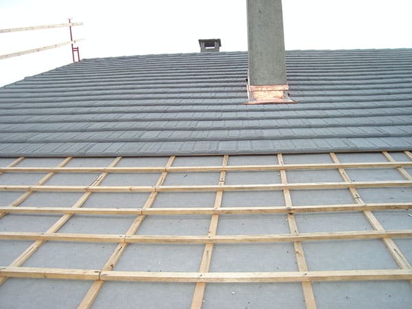 Isolation de la couverture d'un toit en tuiles grises